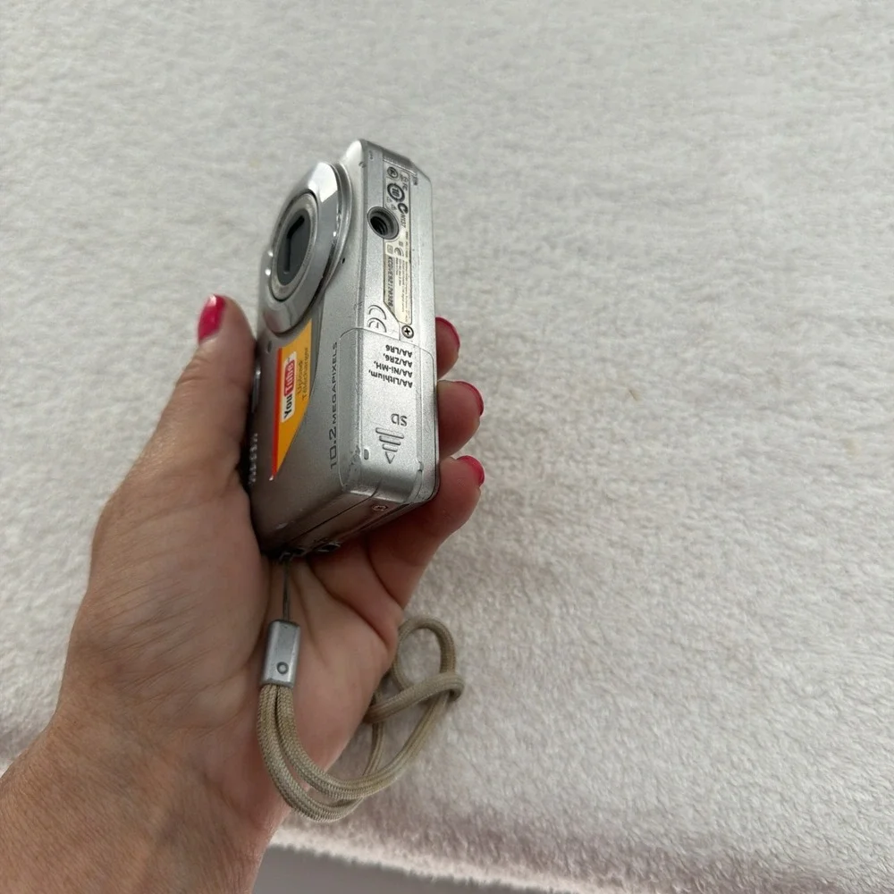 Kodak EasyShare C180 10.2MP Digital Camera - Silver For Parts Screen Has Black